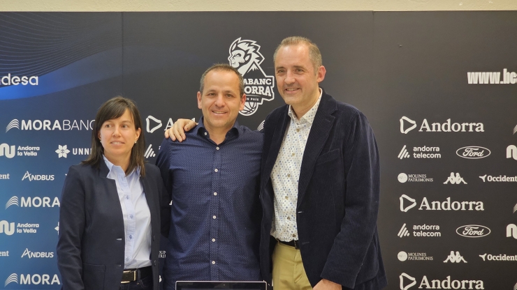 La coordinadora de l'àrea infantojuvenil de Salut Mental del SAAS, Maria Giró; el director del bàsquet formatiu del BC MoraBanc Andorra, David Eudal; i el director general d'Andorra Telecom, Jordi Nadal.